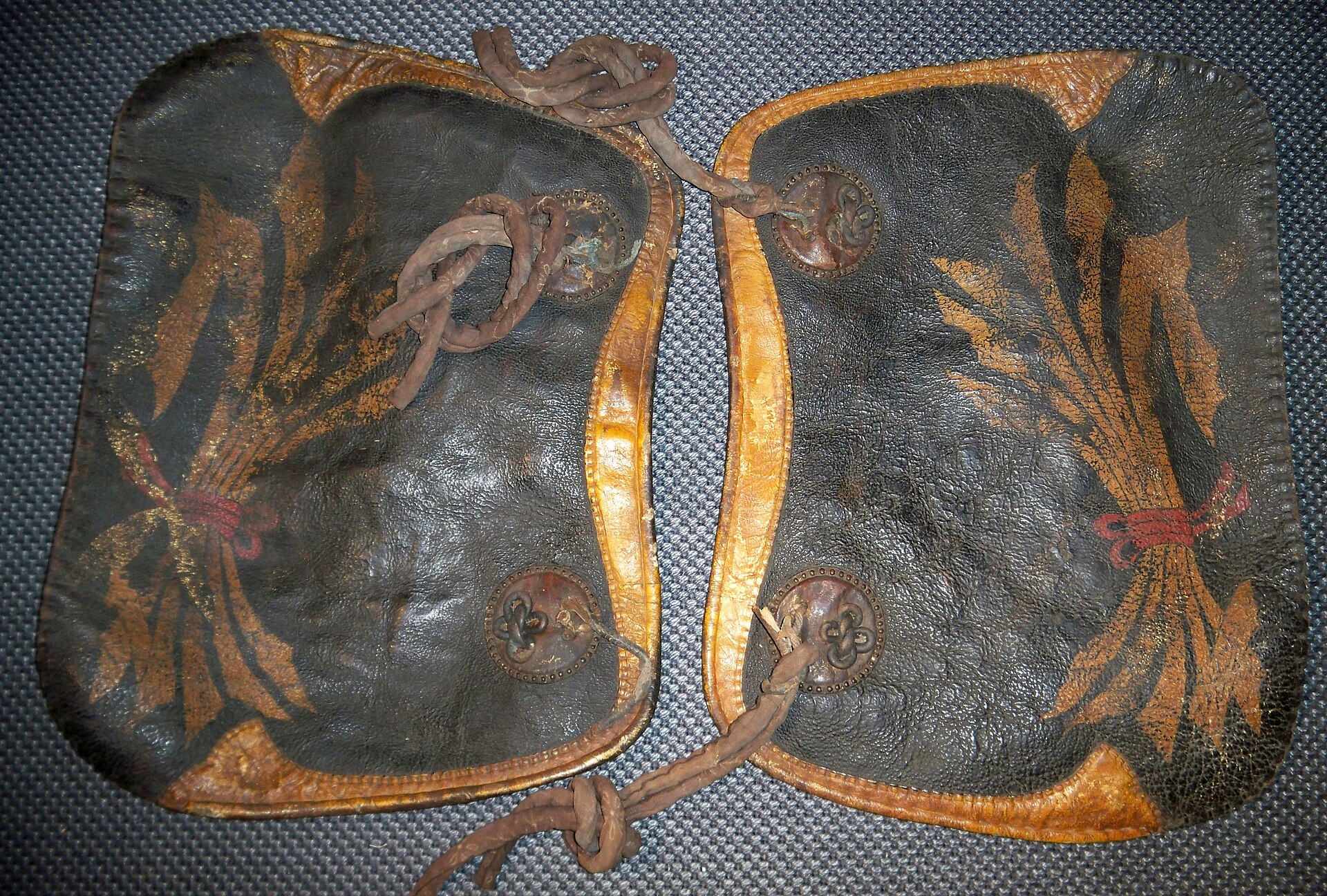 Leather grooming accessory kit